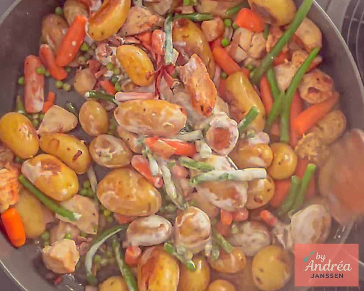 Bonne Femme met Krieltjes en kip maken in een pan