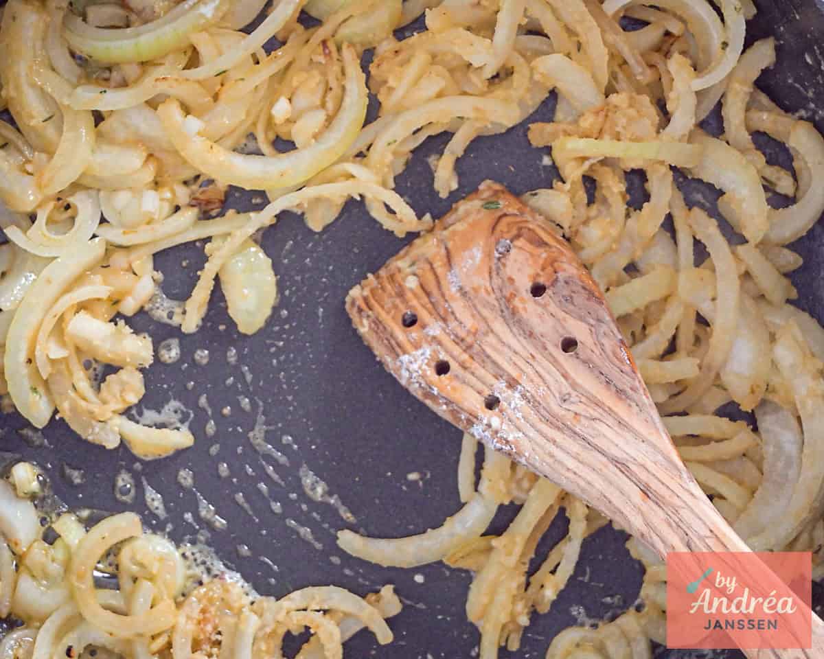 Aangebakken ui met bloem en kruiden