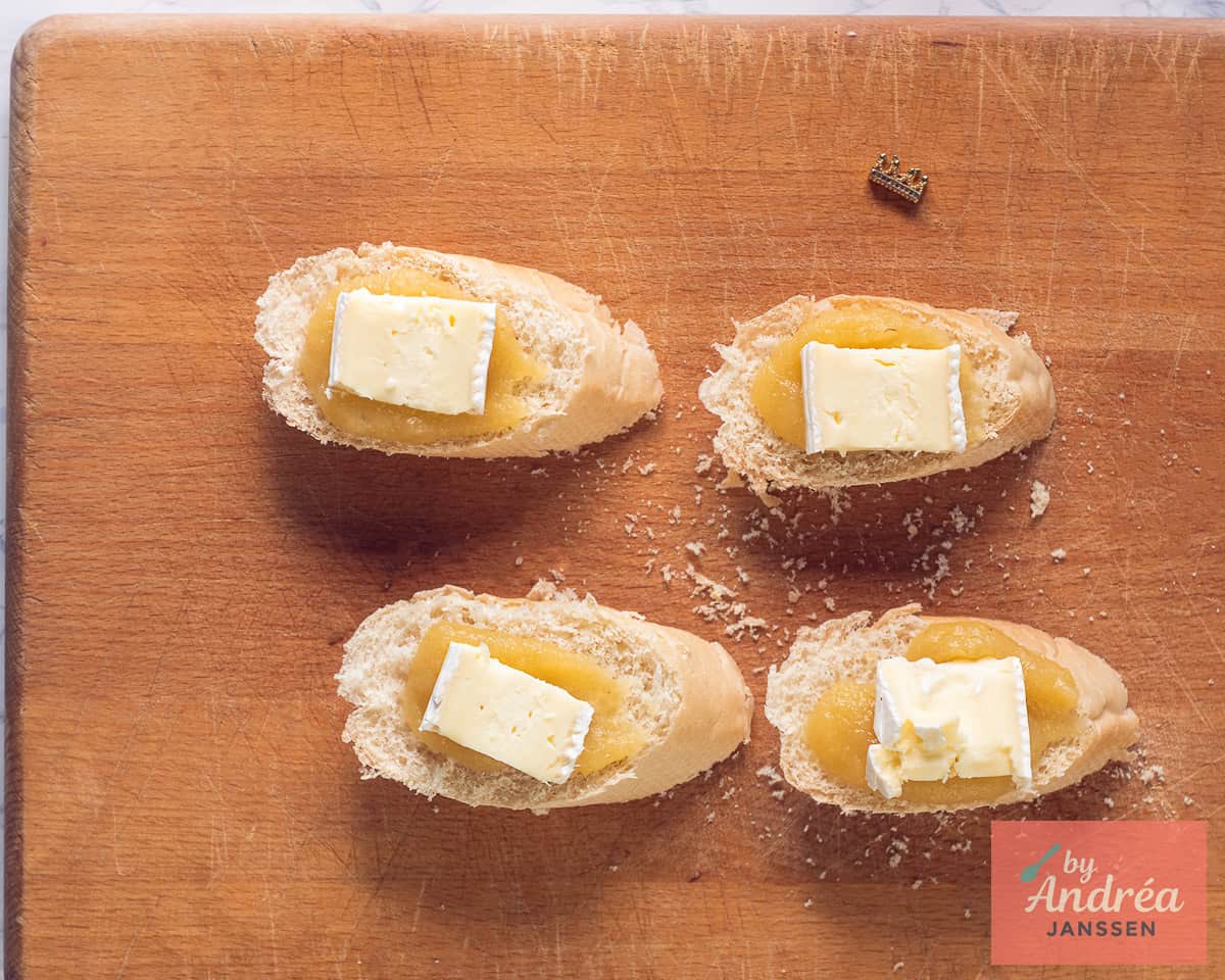 Op plakjes stokbrood met appelmoes wordt Brie gelegd