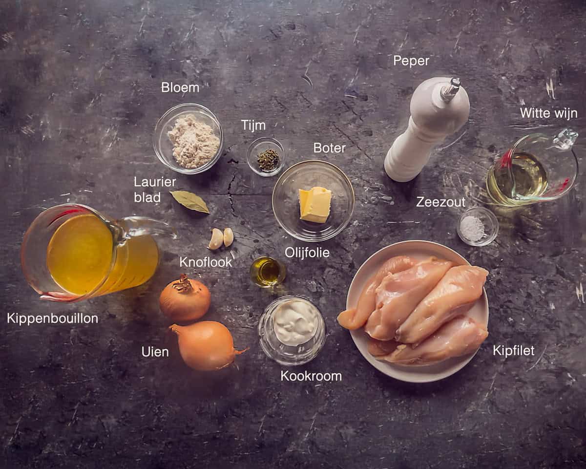 Ingredienten Kip In Roomsaus (Fricassee) een grijze ondergrond met tekstbeschrijving.