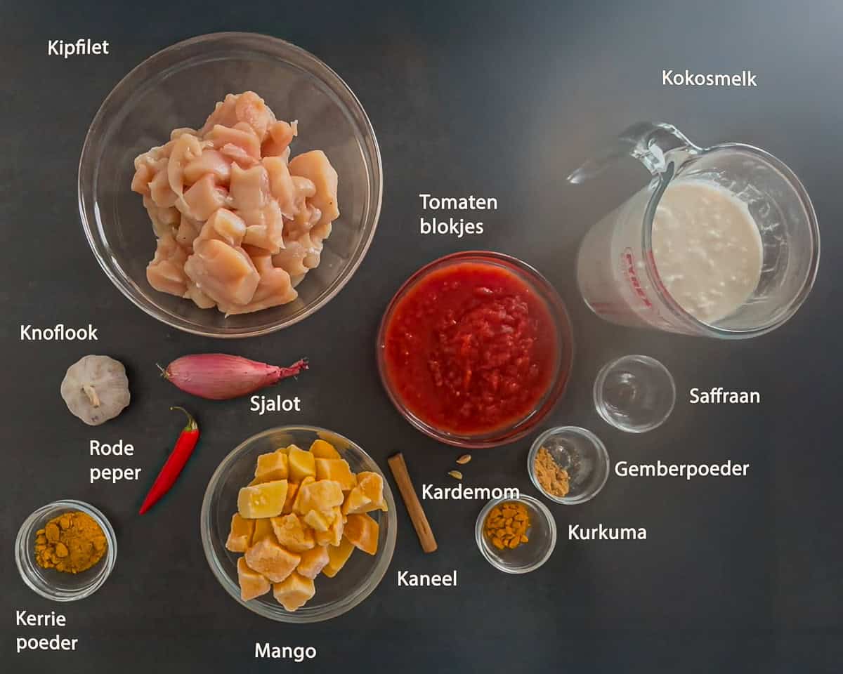 Ingredienten Kip Kerrie uit de Slowcooker op een donkere ondergrond met tekstbeschrijving.