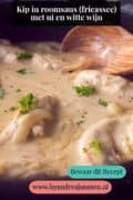 Een deel van een pan met kip fricasée, peterselie en ui. Een tekst bovenin: kip in roomsaus, fricassee met ui en witte wijn.