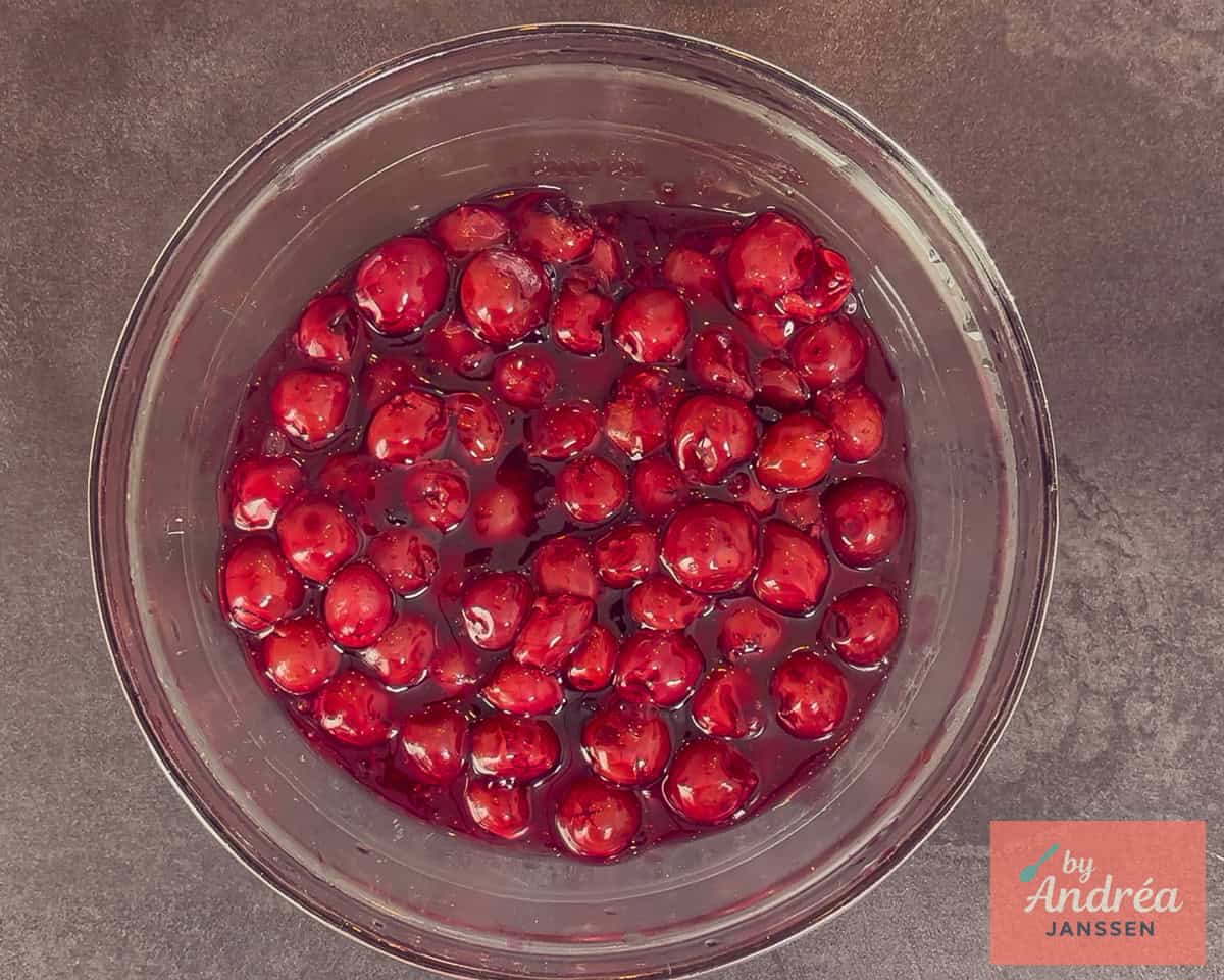 Kersenvlaai vulling in een schaal om af te koelen