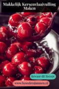 Een deel van een zwarte schaal met een vlaaivulling van kersen, een schep eruit genomen. Een tekst: Makkelijke kersenvlaaivulling maken