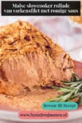 Slowcooker rollade met romige saus. Een tekst bovenin: malse slowcooker rollade van varkensfilet met romige saus