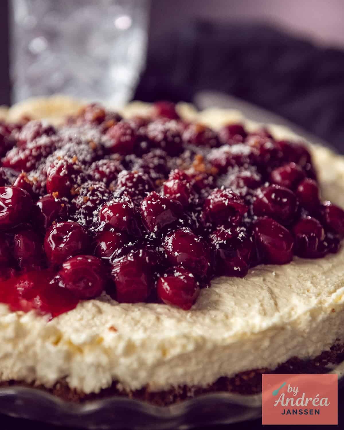 Een deel van een monchoutaart waar de lagen: bastogne, monchouvulling en kersenvlaaivulling goed te zien zijn.