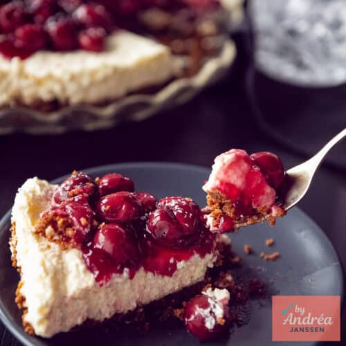 Een vierkante foto met een stuk monchou taart waar een hap vanaf is genomen.