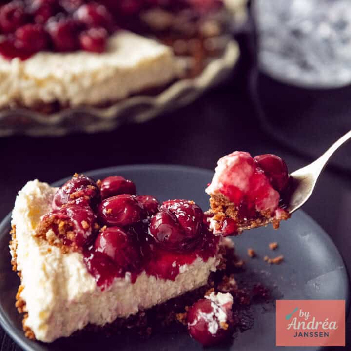 Een vierkante foto met een stuk monchou taart waar een hap vanaf is genomen.