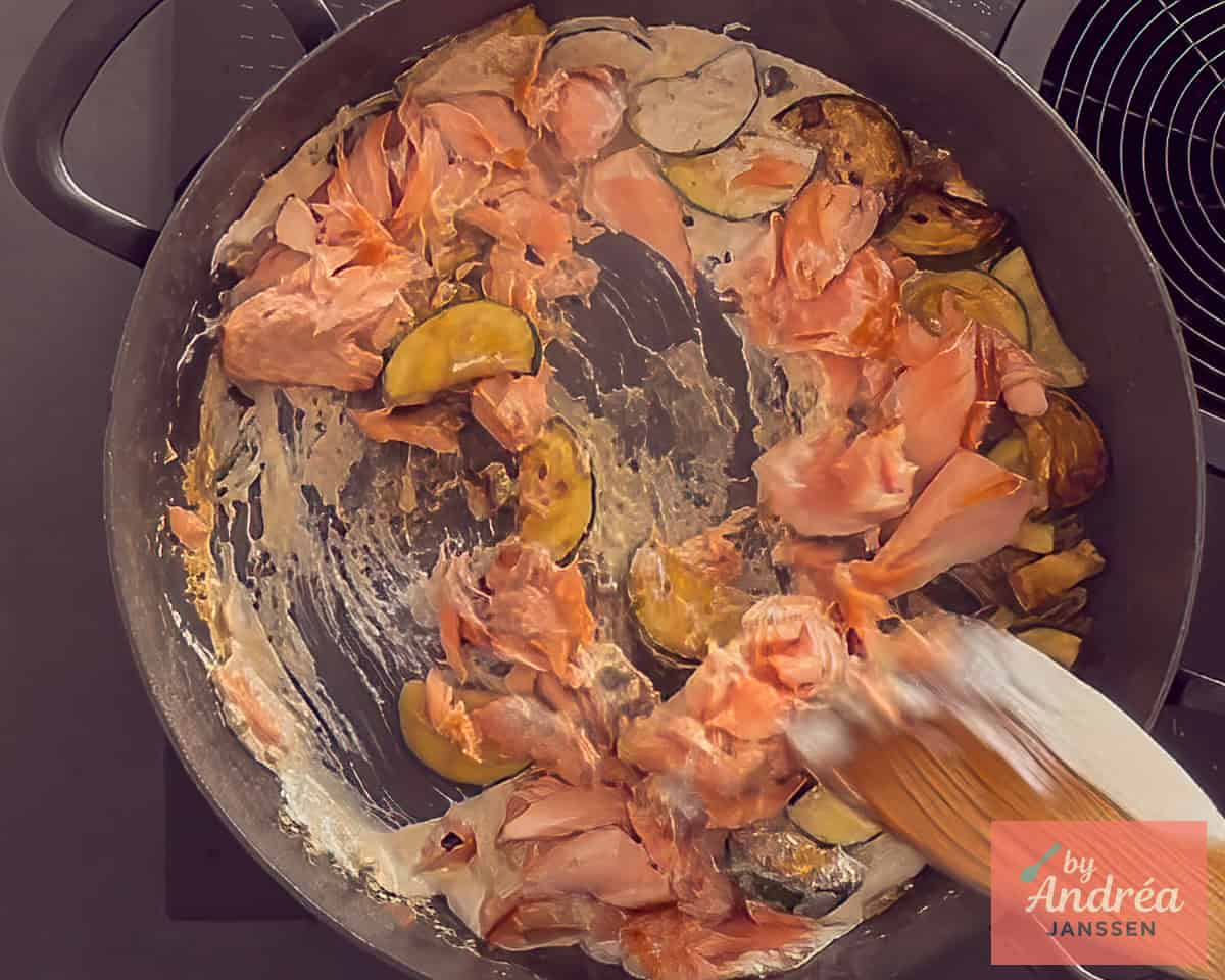 Pan met zalm, courgette en roomsaus