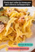Een deel van een wit bord met tagliatelle, zalm flakes, courgette, kappertjes en roomsaus. Bovenin een tekst: Pasta met zalm in romige roomsaus met citroen en kappertjes