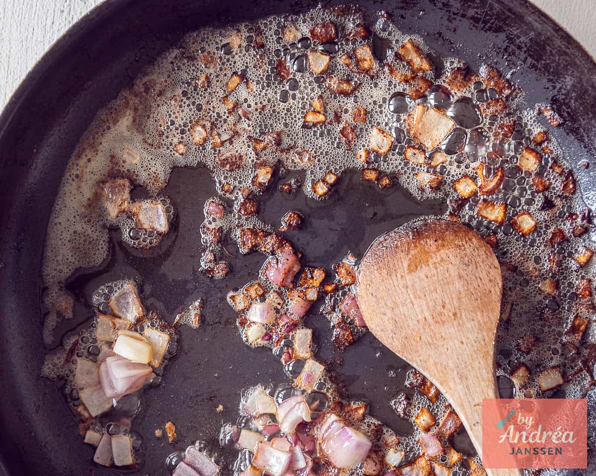 Uitje wordt aangebakken in de koekenpan