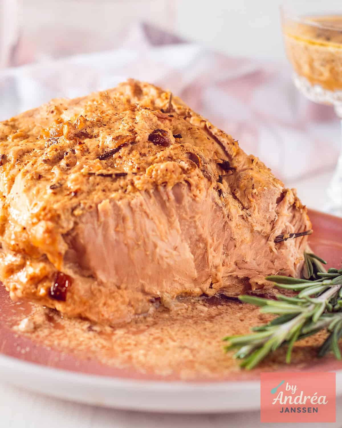 Close-up van sappige slowcooker rollade met mosterd en knoflook