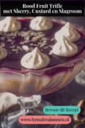 Een deel van een trifle schaal met rood fruit sherry trifle met custard Een tekst: rood fruit trifle met custard en slagroom