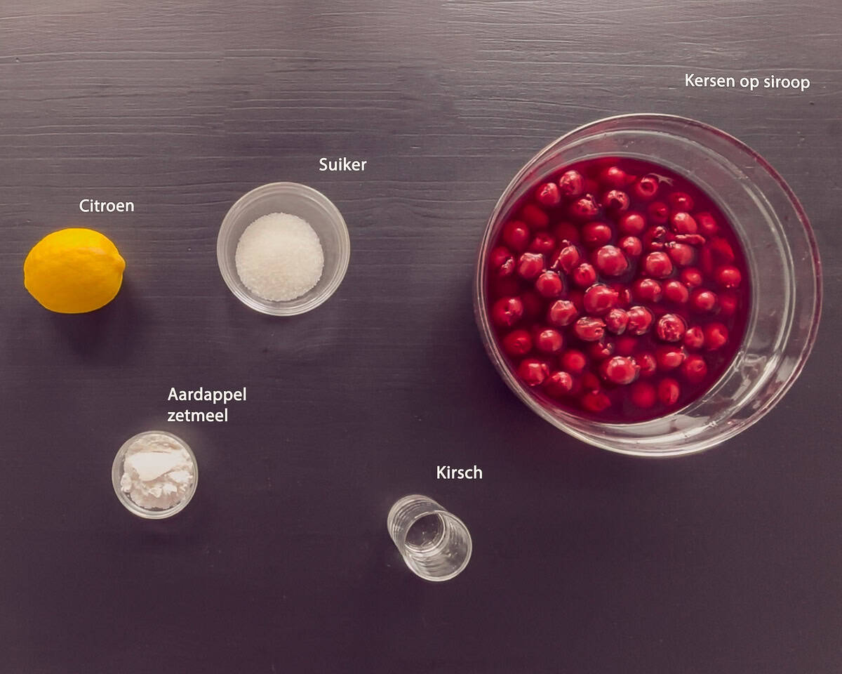 ingredienten makkelijke kersenvlaaivulling maken op een zwarte ondergrond met tekstbeschrijving