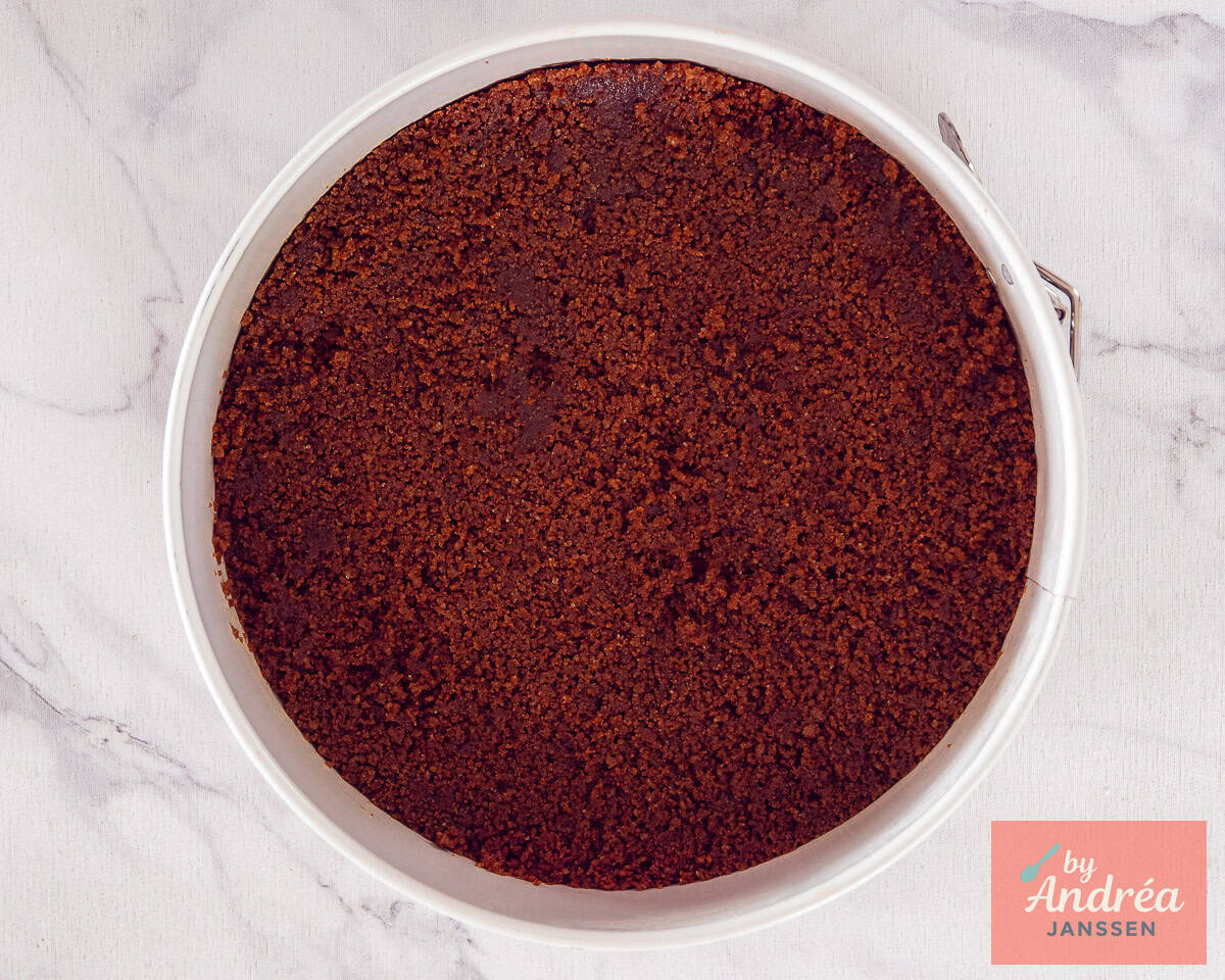 Een springvorm gevuld met bastognekoek bodem