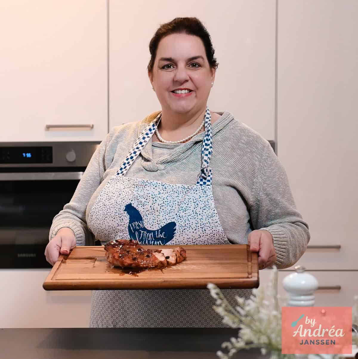 Andrea in de keuken met beenham