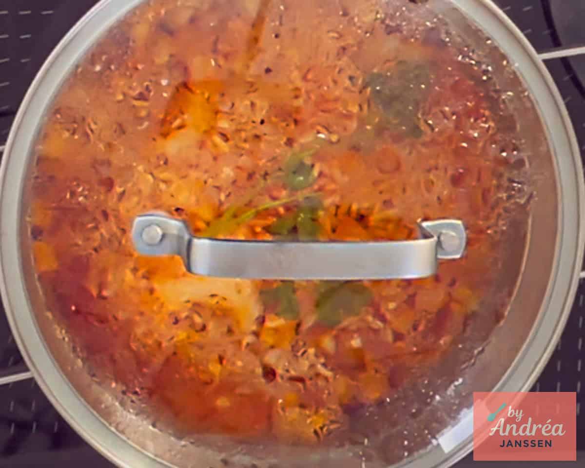 Rijst wordt gekookt met de deksel op de pan.