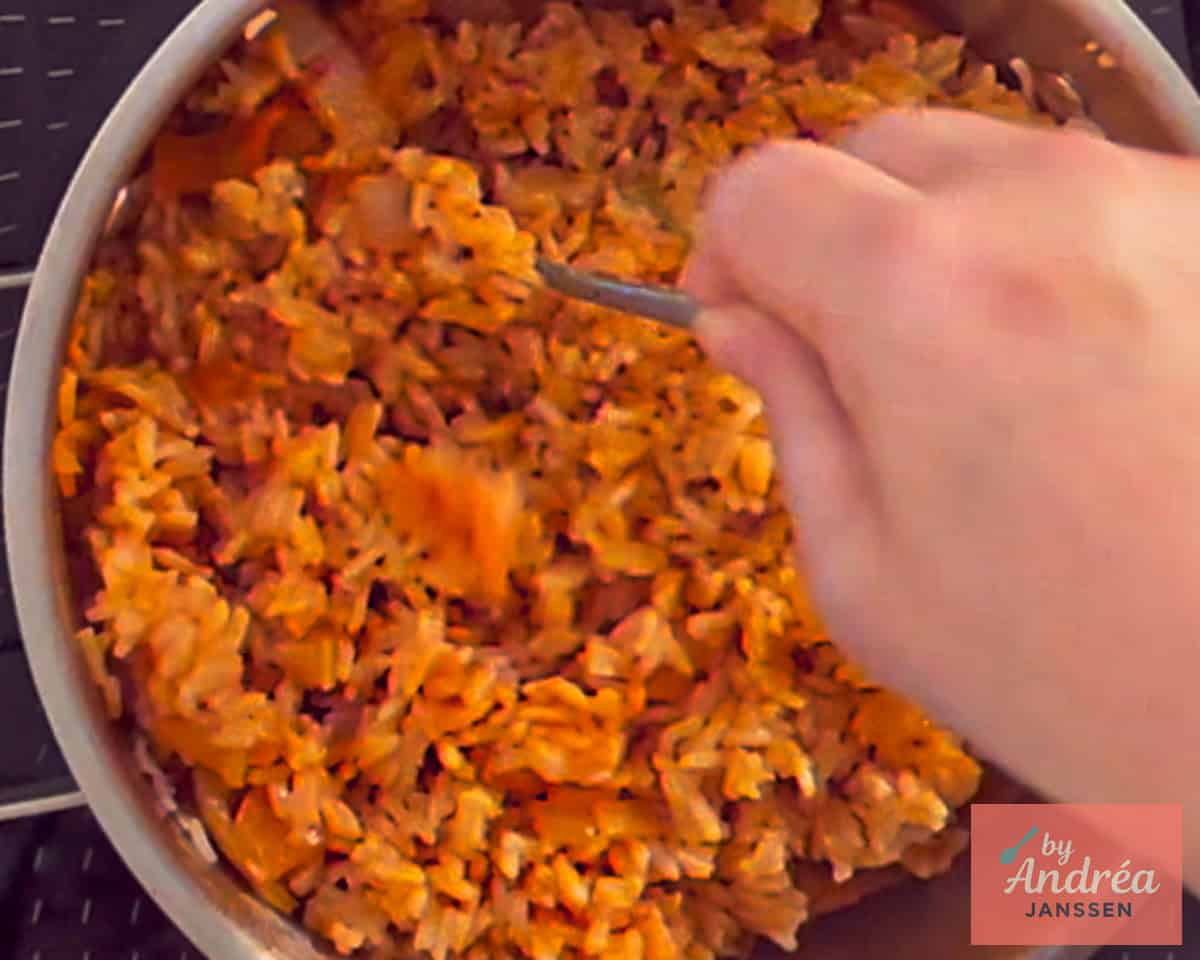 Maak de rijst los met een vork in de pan.