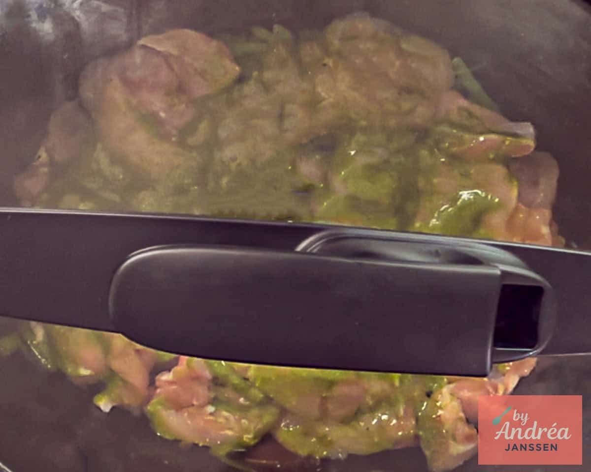 Slowcooker met deksel erop. Toscaanse kip erin.