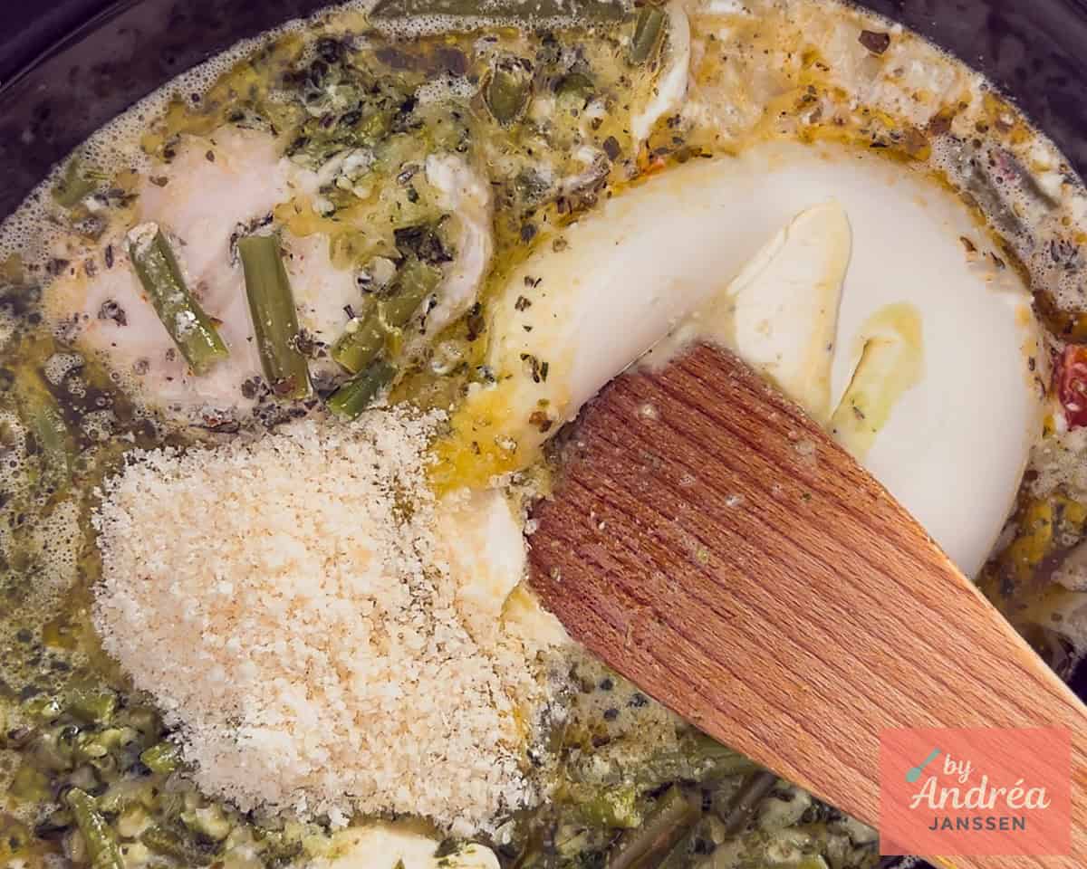 Mascarpone en parmezaanse kaas worden toegevoegd aan de Toscaanse kip.