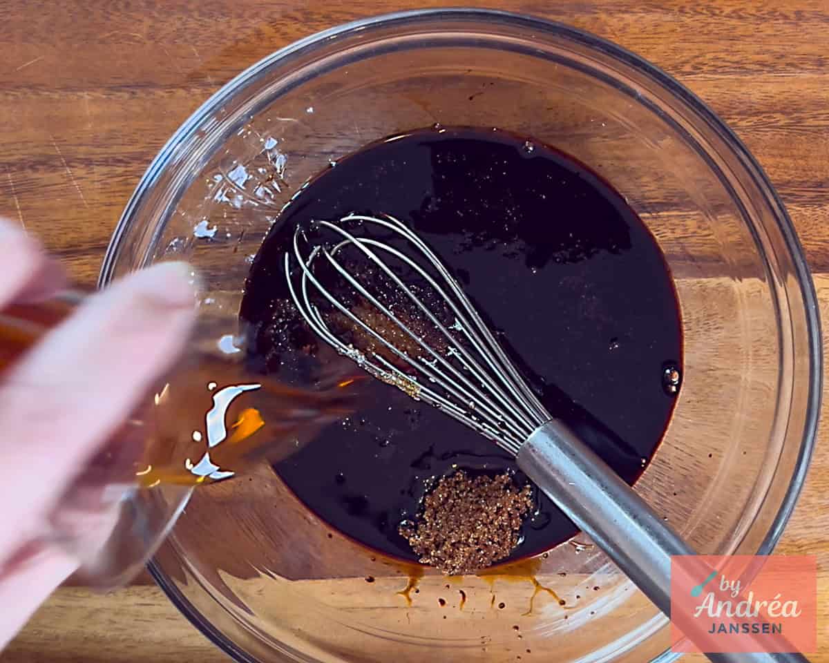 Meng de ingredienten voor de marinade