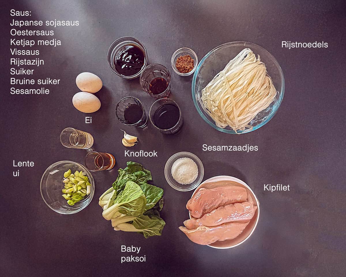 Ingredienten Kip Pad See Ew op een donkere achtergrond met een tekst beschrijving.