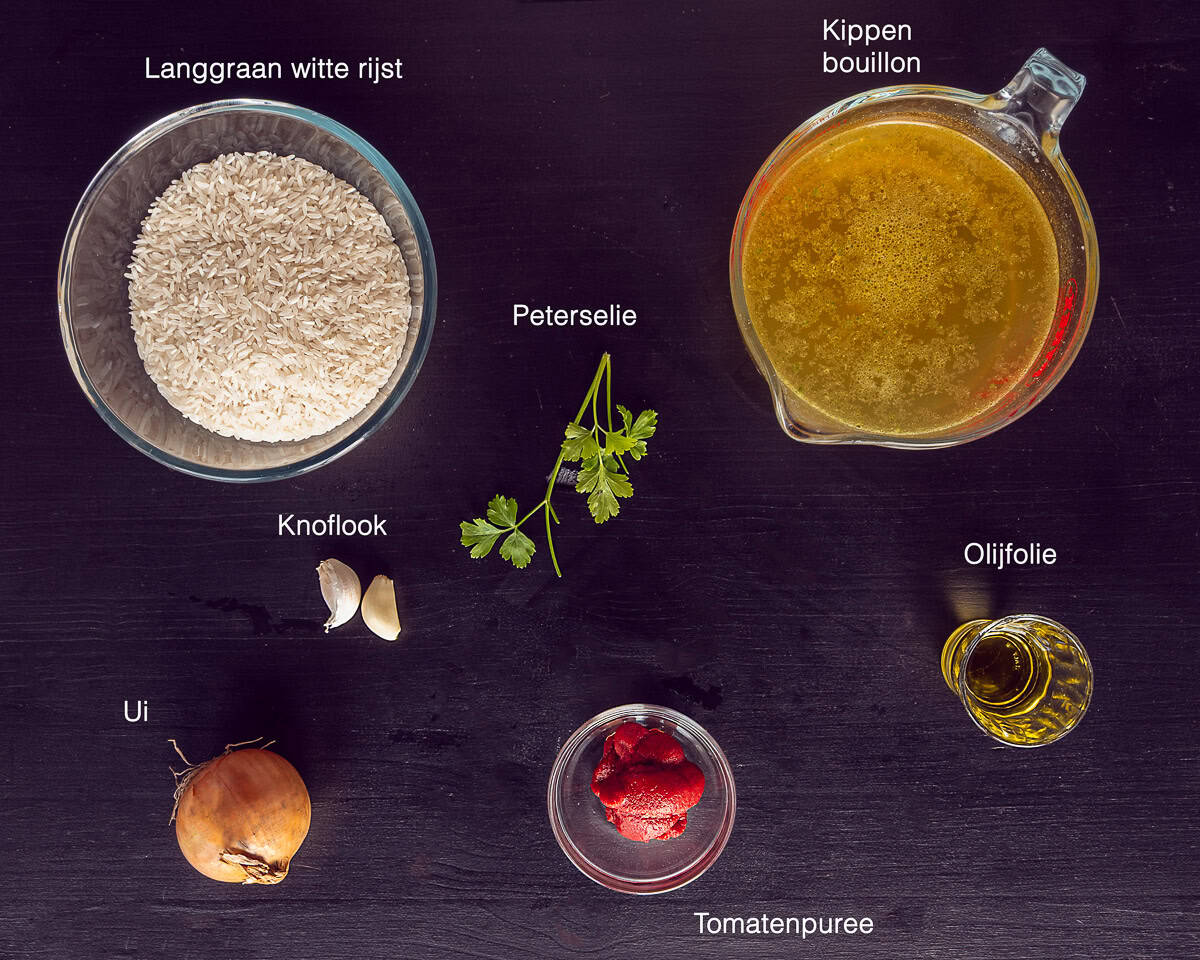 Ingredienten Mexicaanse rijst klaar in 30 minuten op een zwarte ondergrond met tekstbeschrijving.