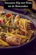 Een bord met pasta met Toscaanse kip met tomaat en boontjes. Een tekst bovenin: Toscaanse kip met pesto uit de slowcooker