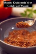 Een deel van een grijs schaaltje met burrito kruidenmix. Een tekst bovenin: Burrito kruidenmix voor gehakt zelf maken.