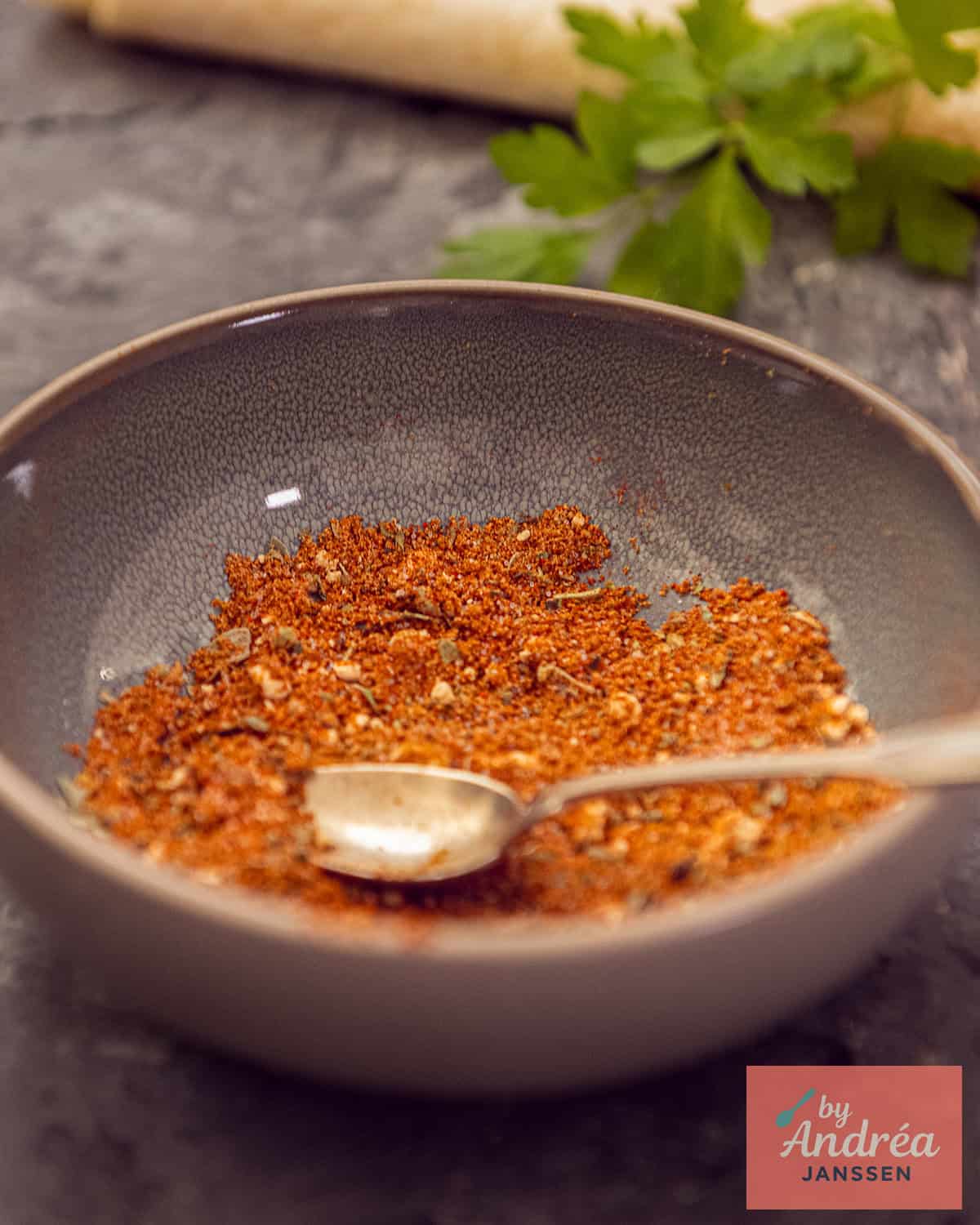 Een schaal met kruiden om burrito gehakt op smaak te brengen.