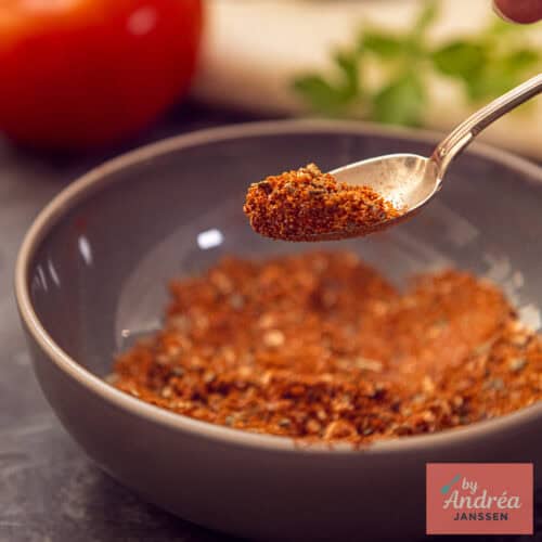 Een vierkante foto met een grijze schaal met Mexicaanse burrito kruidenmix zonder pakjes en zakjes