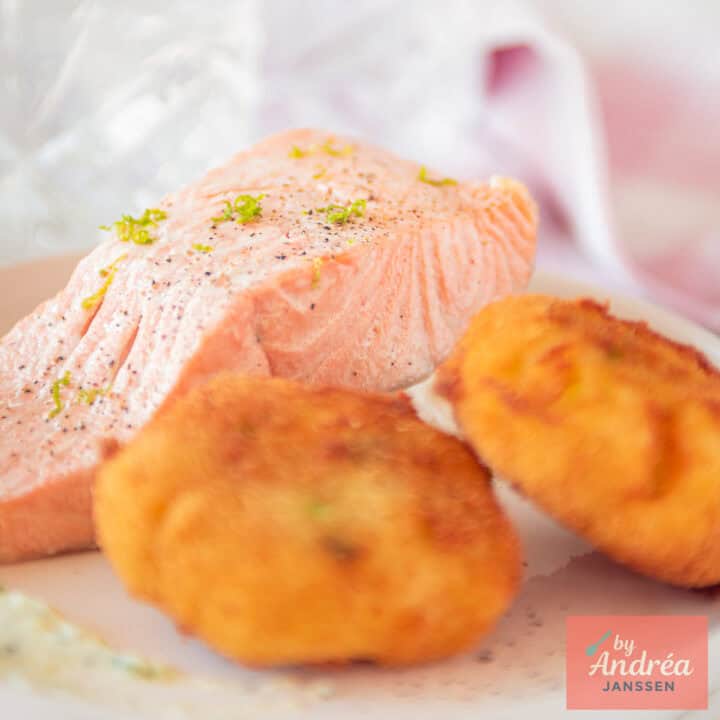 Een vierkante foto met wasabi latkes en warm gerookte zalm