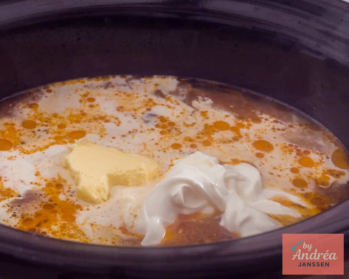 Room, boter en zure room toegevoegd aan de slowcooker.