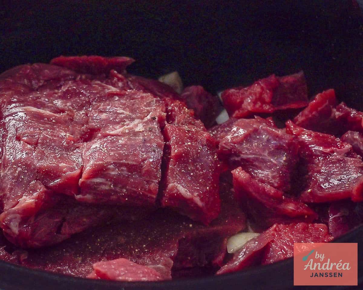 Rundvlees op ui en knoflook in de slowcooker