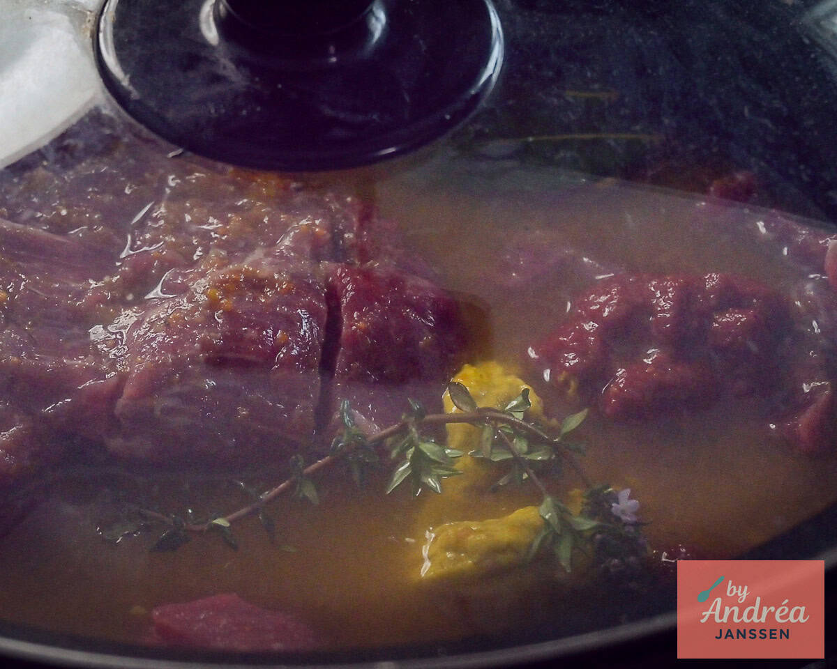 De slowcooker staat aan op low