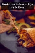 Een foto van een burrito die door de midden in gesneden en waar een cheesy binnenkant te zien is. Een tekst: Burrito met gehakt en rijst uit de oven.