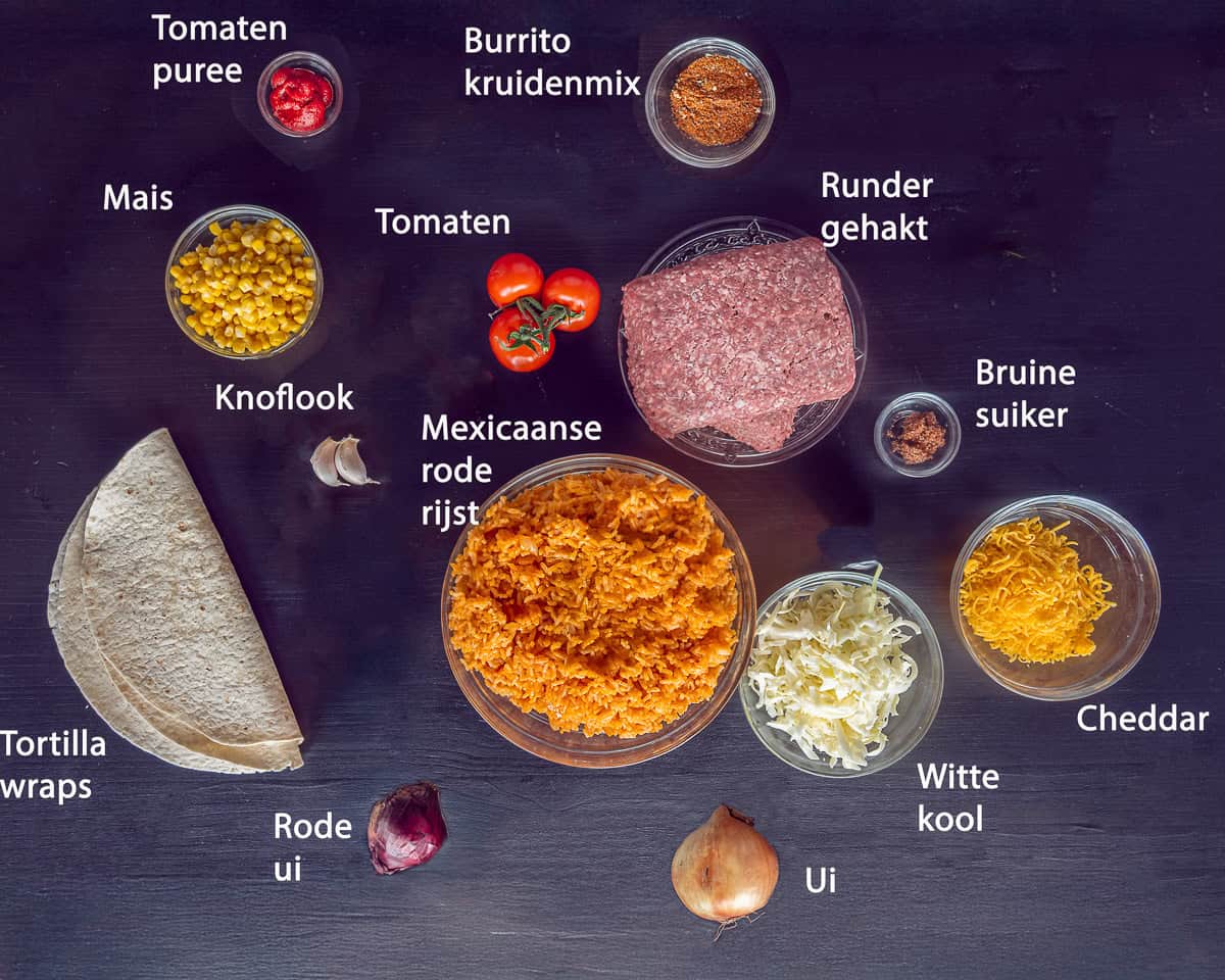 Ingredienten Burrito met Gehakt en Rijst op een zwarte ondergrond met tekstbeschrijving.
