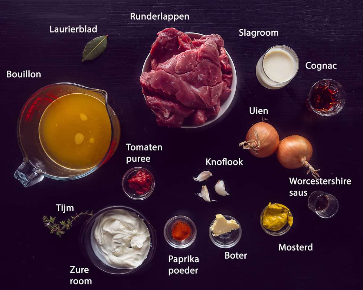 Ingredienten Stroganoff uit de Slowcooker op een zwarte ondergrond met tekstbeschrijving