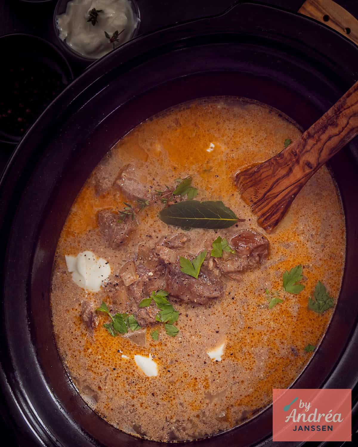 Een slowcooker gevuld met stroganoff in een romige saus.