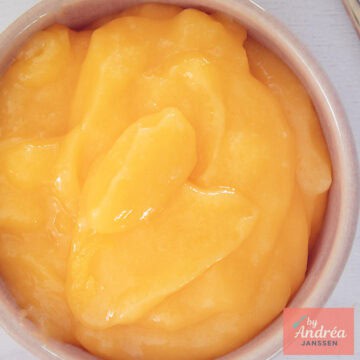 Een vierkante foto met romige lemon curd.
