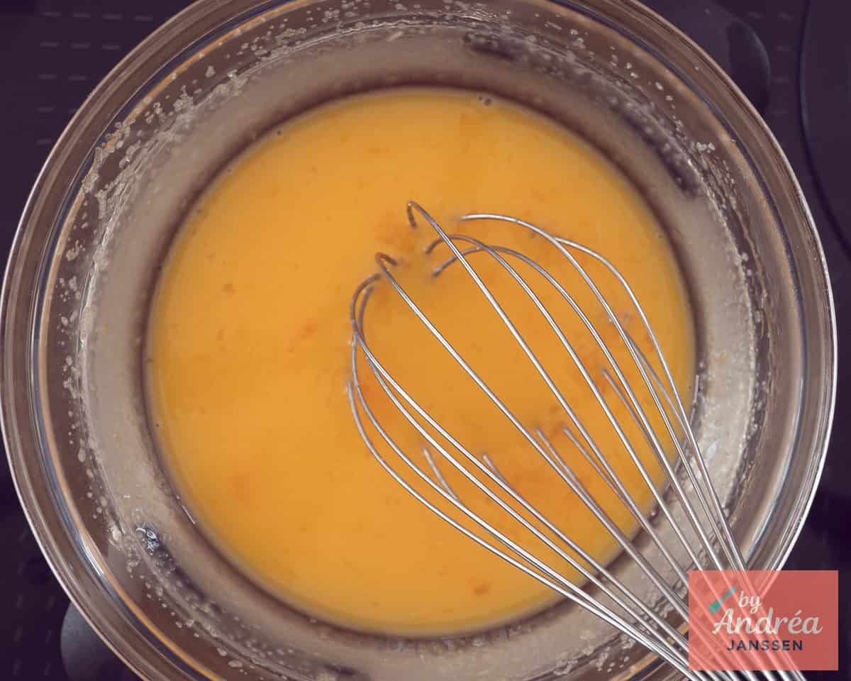 Doe de ingredienten in een pan die boven kokend water hangt.