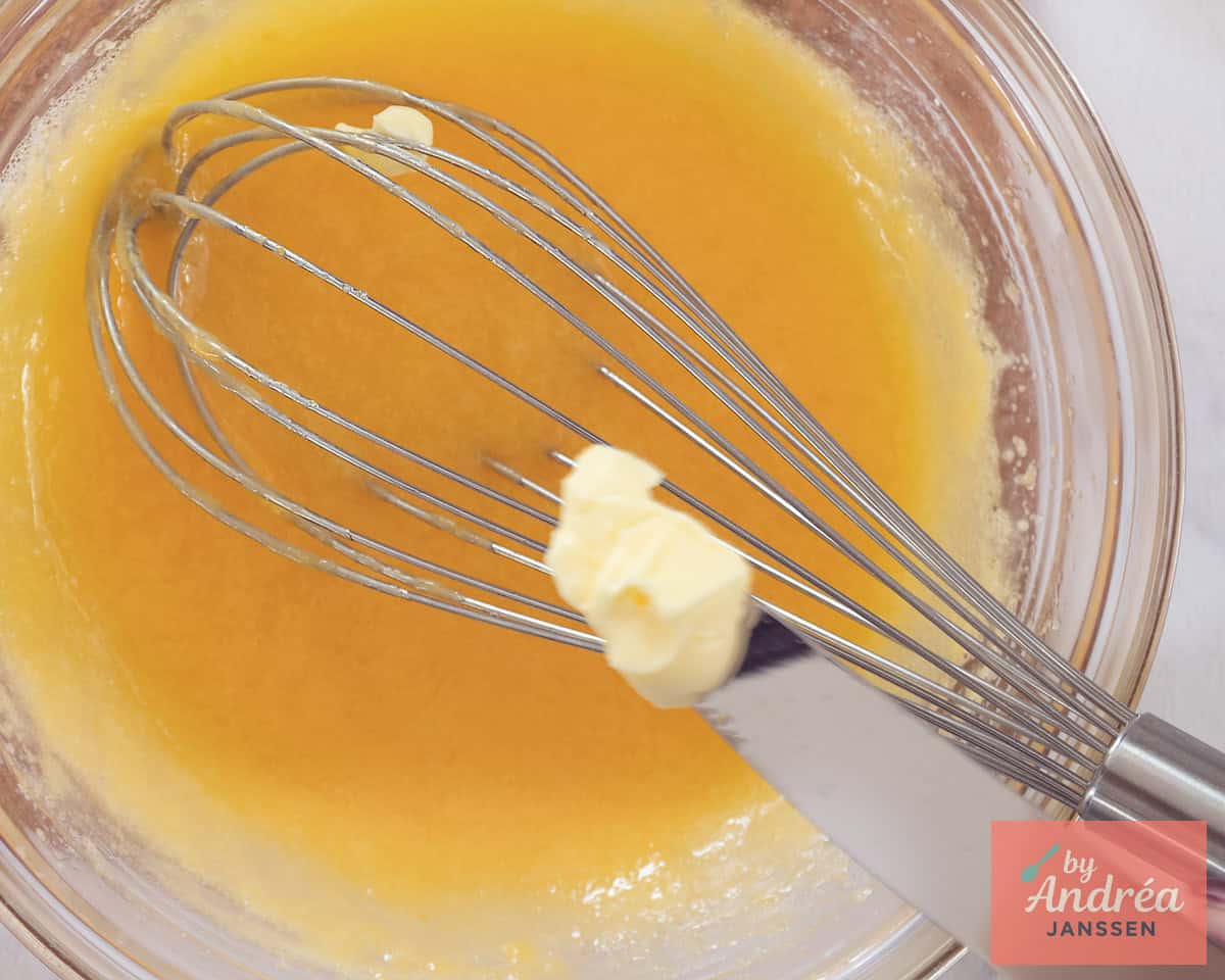 Meng klontjes boter door de curd.