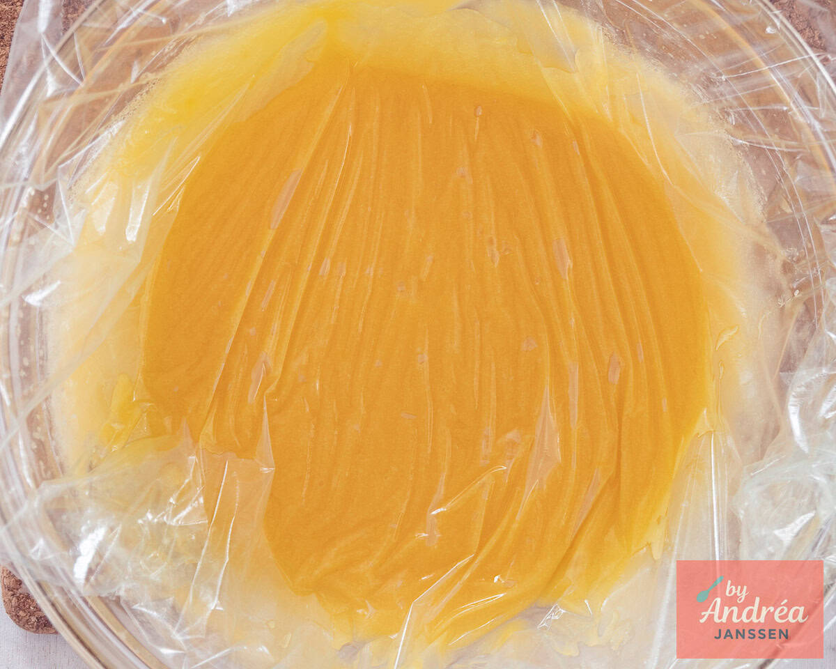 Laat afkoelen, leg een plastic folie over de lemon curd