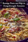 Een deel van een hapjespan met romige fettucine met kip, zongedroogde tomaten, bacon en kaas. Een tekst bovenin: romige pasta met kip en zongedroogde tomaten.
