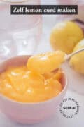 Een schaal met lemon curd, een lepel pakt een hap eruit. Bovenin een tekst met zelf lemon curd maken.