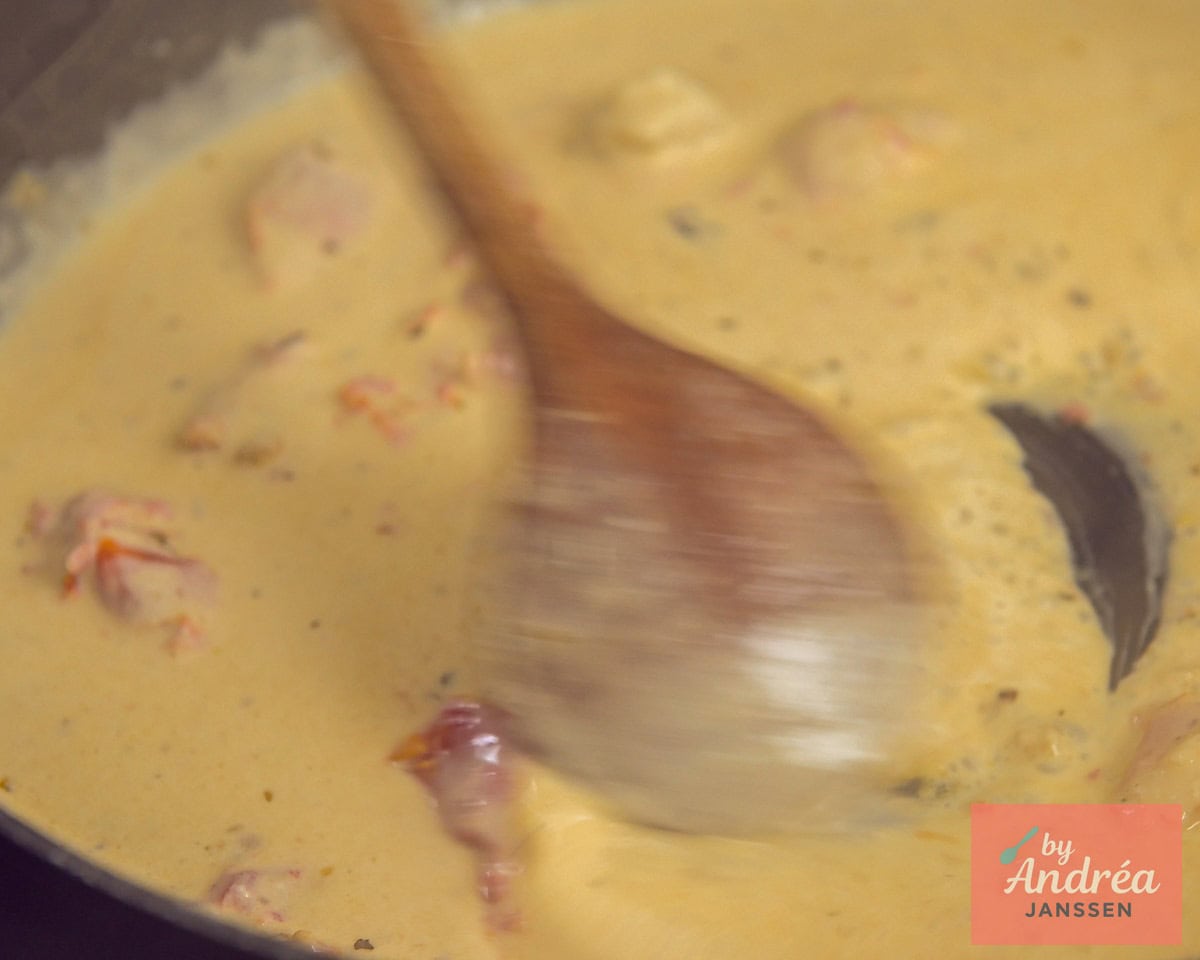 Maken van romige saus in hapjespan