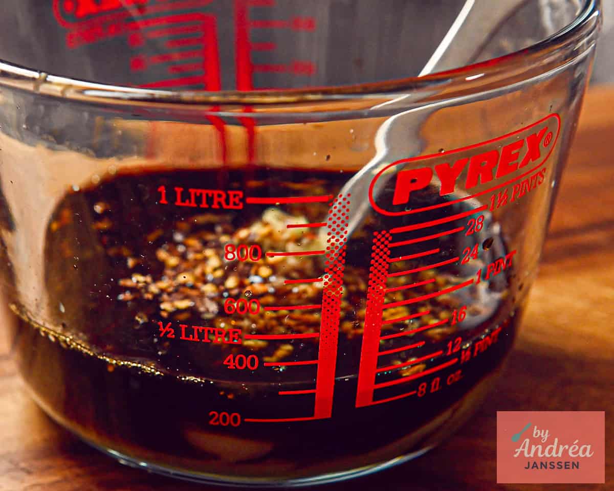Marinade maken met sojasaus, honing en andere smaakmakers