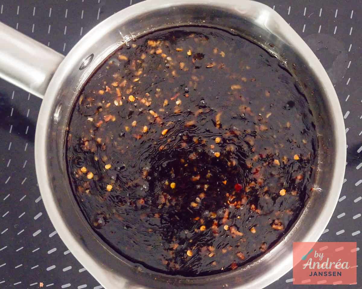 Inkoken van de marinade in een pannetje