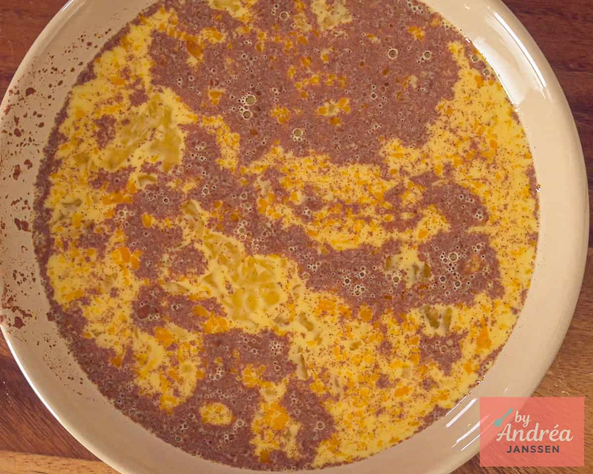 Schenk het ei-melk mengsel in een diep bord