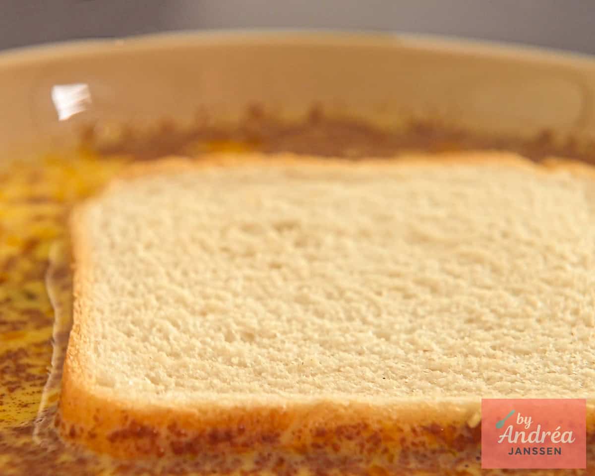 Doop het brood in het ei mengsel